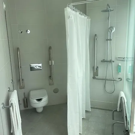 Easyhotel 2*