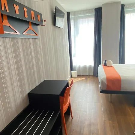 Easyhotel Отель