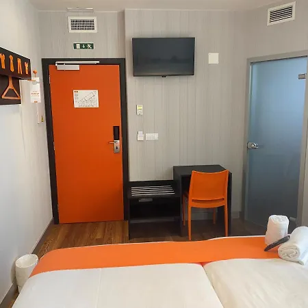 Отель Easyhotel 2*