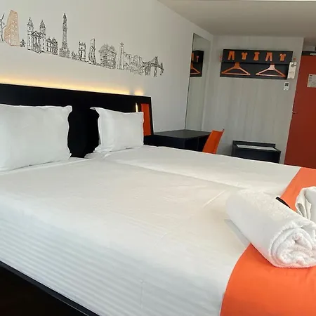 Easyhotel Отель 2*