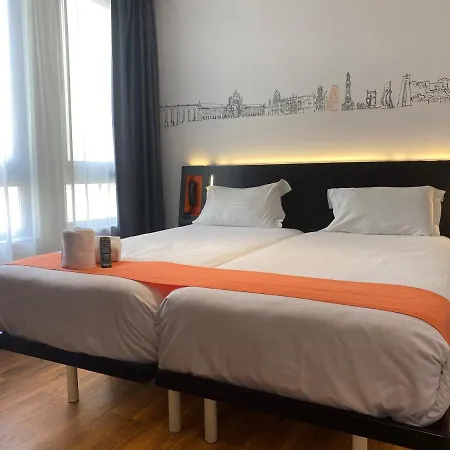 Easyhotel Отель