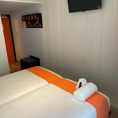 Easyhotel Hotell 2*