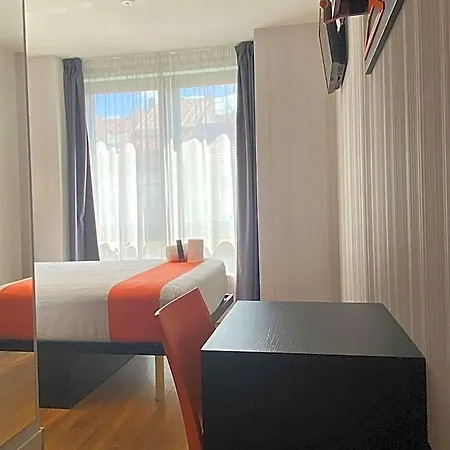Hotell Easyhotel 2*