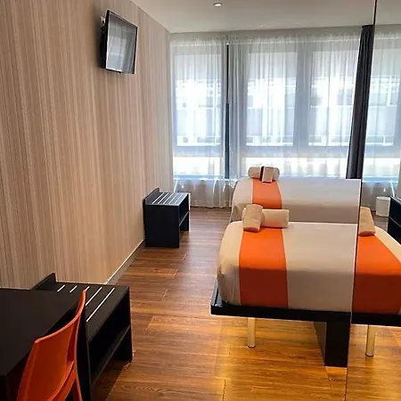 Easyhotel 2*