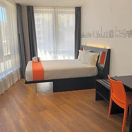 Easyhotel 2*