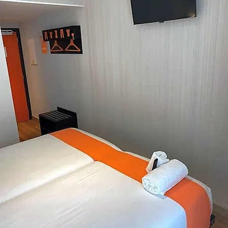 Easyhotel 2*