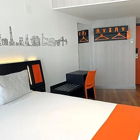 Easyhotel Hotell 2*