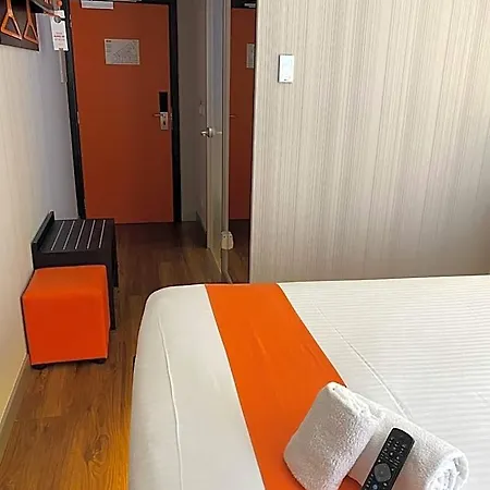 Easyhotel Hotel 2*