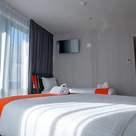 Easyhotel 2*