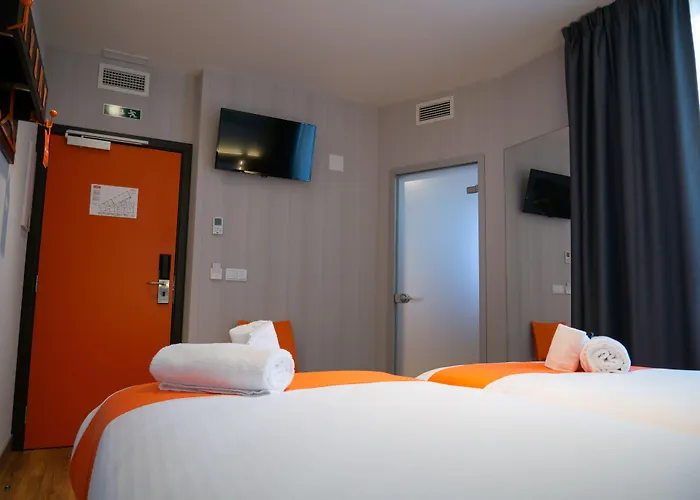 Easyhotel 2*