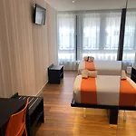 Easyhotel Hotel 2*