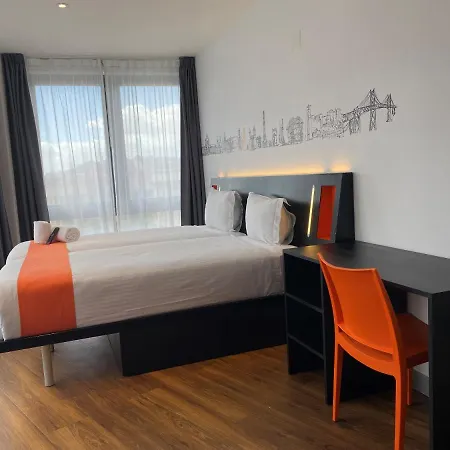 Easyhotel 2*