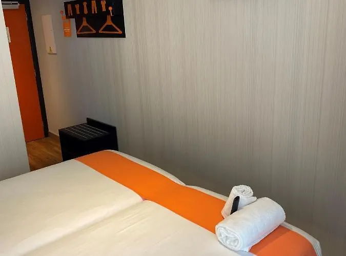 Easyhotel Hotel 2*